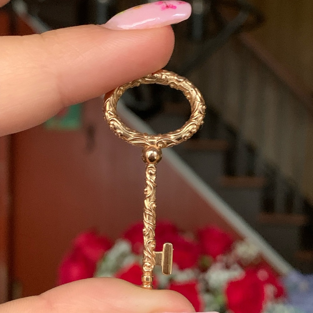 Pandora rose regal beauty key pendant (retired)